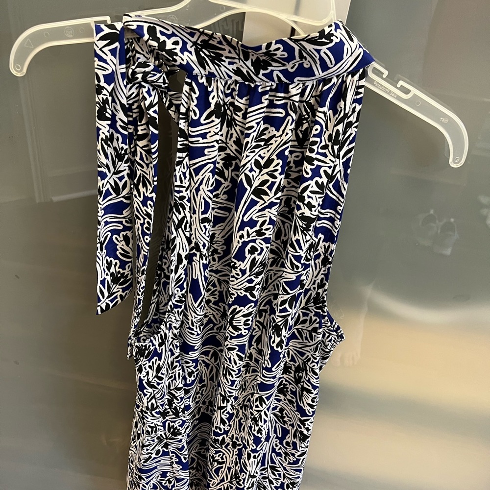 Worthington sleeveless blouse with tie neck